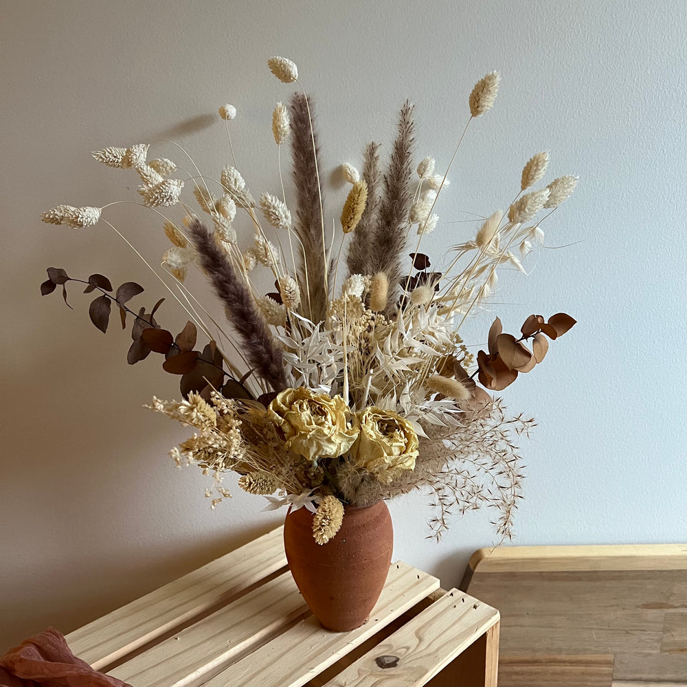 
                
                    Load image into Gallery viewer, Everlasting Dried Floral Arrangement
                
            
